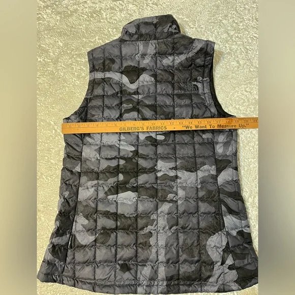 The North Face Thermoball Eco Black Camo Puffer Vest. Medium - Picture 5 of 8